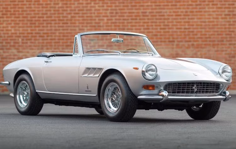 1965 Ferrari 275 GTS - 1,76 triệu USD: Không phải siêu xe hiếm nhất ở buổi đấu giá, nhưng chiếc 275 GTS vẫn có giá "triệu đô" nhờ số lượng sản xuất chỉ 200 chiếc và có thân xe được thiết kế bởi Pininfarina.