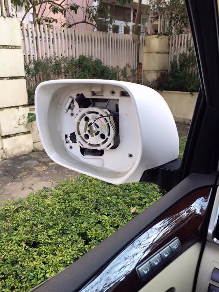 Thậm chí, chúng còn sẵn sàng chỉ lấy mặt gương của những chiếc xe sang như chiếc Lexus LX570 này. Sau khi trộm xong, những "chiến lợi phẩm" sẽ được các tên trộm đem bán ở những phố chuyên kinh doanh phụ tùng xe hơi.
