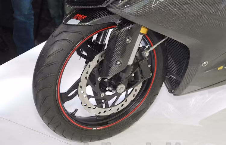 Cặp mâm của Akula cũng có thiết kế y hệt G310R, sử dụng lốp Pirelli Angel hiệu suất cao. Lốp trước có kích cỡ 120/70/17.