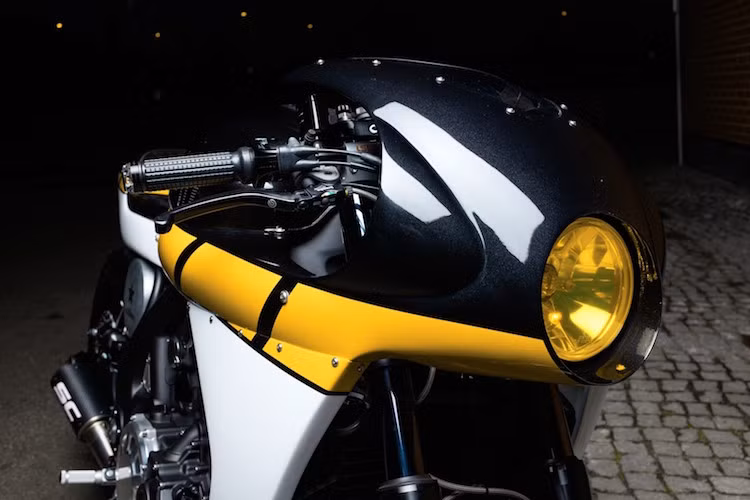 Ngoại hình của chiếc Vmax đã được it roCkS!bikes thay đổi hoàn toàn thành superbike nhờ có phần quây gió phía trước. Tuy nhiên không giống như những chiếc xe môtô thể thao khác, phần quây gió này không che hết động cơ mà để chừa ra một khoảng để phô diễn động cơ V4 mạnh mẽ.
