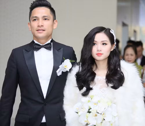 Sau ồn ào tình cảm với anh trai ca sĩ Bảo Thy hồi tháng 7/2014, Tâm Tít tạm dừng mọi hoạt động nghệ thuật và bất ngờ lên xe hoa với doanh nhân Ngọc Thành vào tháng 1/2015. Trong đám cưới, chàng doanh nhân trẻ đã mạnh tay chi 500 triệu đồng chỉ dành riêng cho việc trang trí. Cô dâu Tâm Tít cũng được chồng tới rước trên chiếc xế hộp đắt tiền. Ảnh: Vietnamnet. Sau ồn ào tình cảm với anh trai ca sĩ Bảo Thy hồi tháng 7/2014, Tâm Tít tạm dừng mọi hoạt động nghệ thuật và bất ngờ lên xe hoa với doanh nhân Ngọc Thành vào tháng 1/2015. Trong đám cưới, chàng doanh nhân trẻ đã mạnh tay chi 500 triệu đồng chỉ dành riêng cho việc trang trí. Cô dâu Tâm Tít cũng được chồng tới rước trên chiếc xế hộp đắt tiền. Ảnh: Vietnamnet.