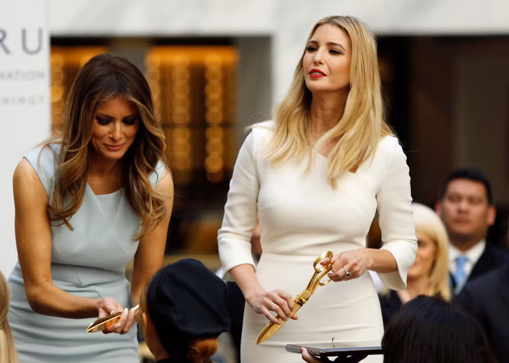 Ivanka và mẹ kế Melania cắt băng khánh thành khách sạn Trump ở Washington ngày 26/10/2016. Ảnh Sputnik