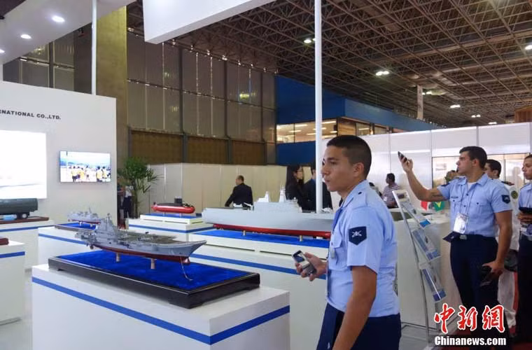 Tuy triển lãm quốc phòng luôn là cơ hội chào bán các công nghệ vũ khí hiện đại. Nhưng điều lạ là Tổng công ty công nghiệp đóng tàu Trung Quốc đem cả mô hình…tàu sân bay tới Brazil trưng bày giới thiệu. Không rõ, Trung Quốc có ý định bán cả tàu sân bay hay chỉ đơn giản là khoe sức mạnh của công nghiệp quốc phòng nước này.