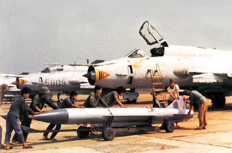 Tên lửa chống radar Kh-28 đạt tầm bắn 120km, tốc độ hành trình 3.500km/h, lắp đầu nổ 160kg đủ sức hủy diệt mọi đài radar. Trong ảnh, các cán bộ kĩ thuật đang chuyển đạn Kh-28 ra máy bay Su-22 trực chiến.