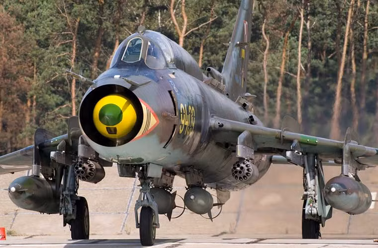 Hầu hết các biến thể cường kích Su-22 của Việt Nam (gồm các bản M, M3, M4, UM3K) đều mang được chung các loại bom và rocket không điều khiển. Trong ảnh, máy bay cường kích Su-22 (Ba Lan) mang 2 cụm ống phóng rocket 57mm và 2 bom dưới giá treo bụng.