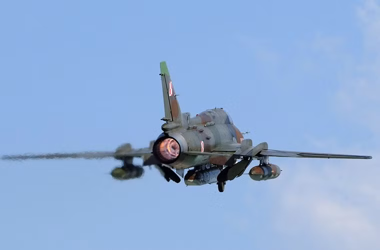 Máy bay cường kích Su-22 được trang bị động cơ tuốc bin phản lực Lyuka AL-21F3 cho phép đạt tốc độ tối đa 1.860km/h ở trên độ cao lớn, bán kính chiến đấu hơn 500km, trần bay hơn 14km, vận tốc leo cao 230m/s.