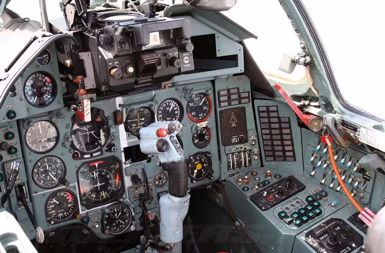 Trong các biến thể Su-22 mà Việt Nam đang sử dụng thì mẫu Su-22M4 là loại hiện đại nhất. Đấy là biến thể sản xuất cuối cùng với nâng cấp đáng kể về hệ thống điện tử gồm: hệ thống dẫn đường RSDN, hệ thống dẫn đường quán tính, hệ thống đo khoảng cách bằng lade, hệ thống radar cảnh báo SPO-15LE. Trên máy bay thiết kế thêm khe nạp không khí bổ sung để có thêm luồng không khí làm mát động cơ. Trong ảnh là buồng lái một chiếc Su-22M4 Không quân Ba Lan.