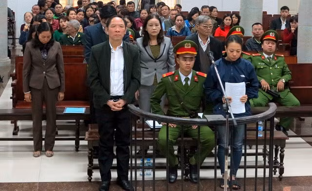 Bị cáo Phan Minh Nguyệt (ngoài cùng, bên trái) tại phiên tòa sơ thẩm cuối năm 2017. Phiên tòa này sau đó bị hoãn để điều tra bổ sung.
