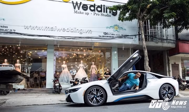 Dai gia Da Nang tang sinh nhat vo sieu xe BMW i8