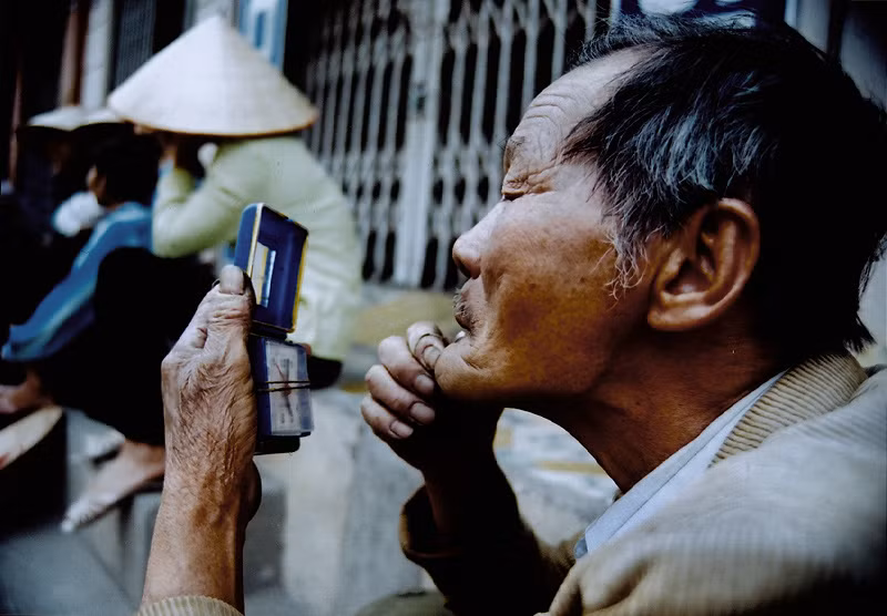 Hài hước cảnh nam nhi tu sửa nhan sắc nơi công cộng - Hình 6 Hai huoc canh nam nhi tu sua nhan sac noi cong cong-Hinh-6