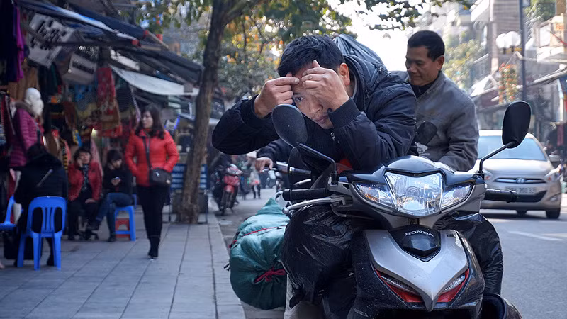 Hài hước cảnh nam nhi tu sửa nhan sắc nơi công cộng - Hình 2 Hai huoc canh nam nhi tu sua nhan sac noi cong cong-Hinh-2