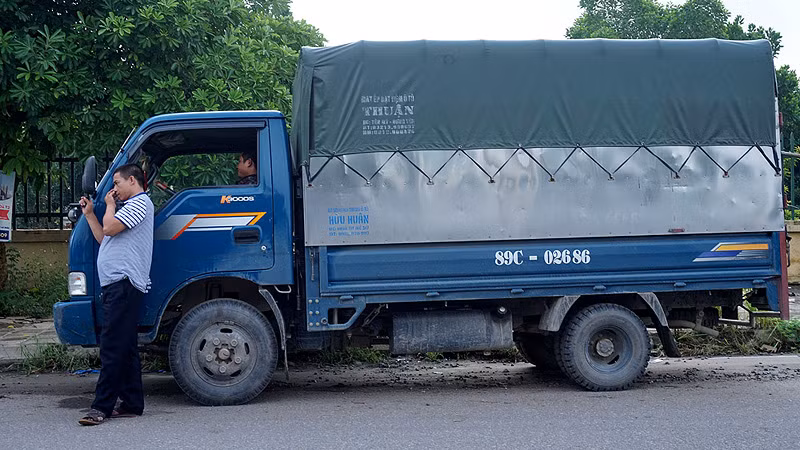 Hài hước cảnh nam nhi tu sửa nhan sắc nơi công cộng - Hình 4 Hai huoc canh nam nhi tu sua nhan sac noi cong cong-Hinh-4