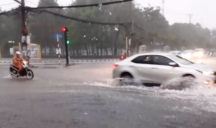 Nhiều tuyến đường chìm trong biển nước.