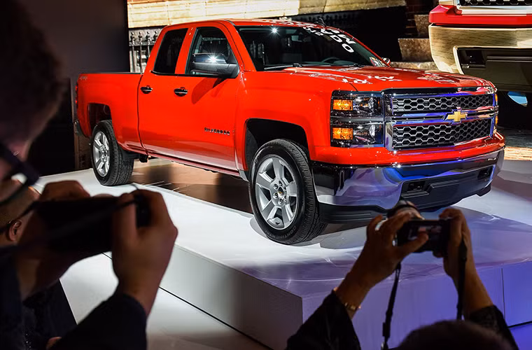 Chiếc bán tải "độ" Chevrolet Silverado Custom 2015 xuất hiện oai vệ trên sâu khấu tại triển lãm.