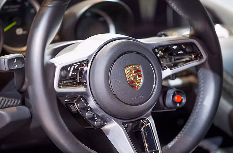  Porsche 918 Spyder có 5 chế độ vận hành khác nhau được kích hoạt bằng núm điều khiển gắn trên vô-lăng.