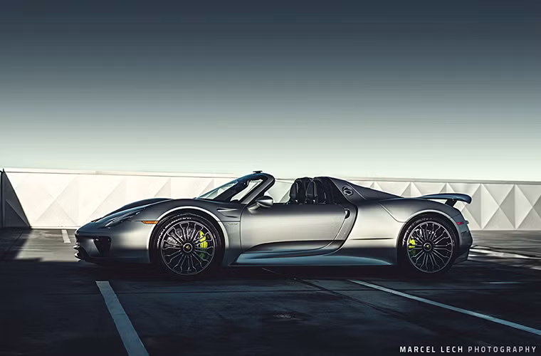 Mức giá một chiếc Porsche 918 Spyder tại thời điểm năm 2010 được công bố là 845.000 USD, nếu bổ sung thêm gói Weissach sẽ là 929.000 USD.