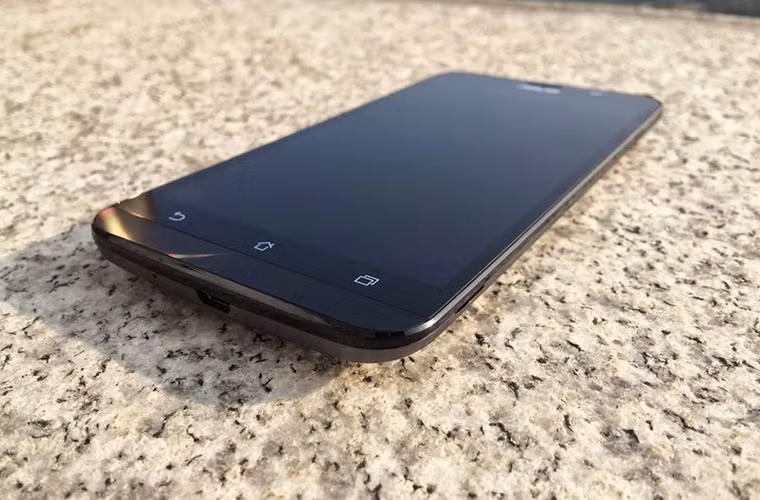 Điểm nhấn ở cấu hình của Zenfone 2 là bộ nhớ RAM 4 GB, lớn nhất trong các smartphone hiện tại.