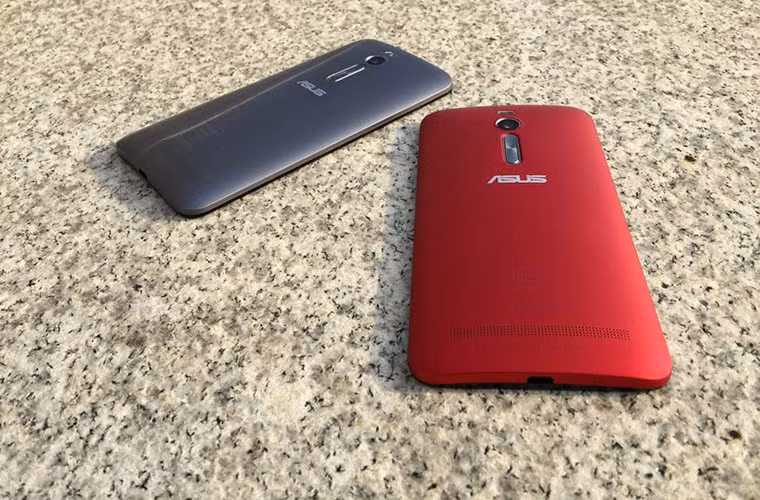 Zenfone 2 bán ra vào tháng 3 với các màu đen, vàng, xám, đỏ và trắng. Theo kênh mua bán trực tuyến AliExpress, phiên bản ZenFone 2 kèm 2GB RAM có giá 299USD (tương đương 6,3 triệu đồng).