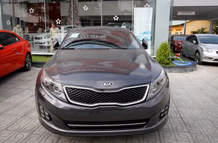 Điểm nhấn ở ngoại thất Optima mới là lưới tản nhiệt mũi hổ đặc trưng nối liền với đèn pha HID tự động, hỗ trợ thay đổi góc chiếu tích hợp rửa đèn và hệ thống LED chạy ban ngày.