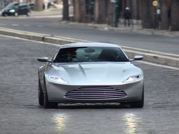 Xem Aston Martin DB10 chay trong phim truong Diep vien 007 moi-Hinh-3