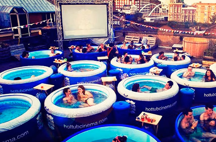  Hot Tub Cinema (Anh): Rạp chiếu phim dành cho người lớn này nằm trên sân thượng 1 cao ốc, khán giả sẽ thưởng thức những bộ phim "mát mẻ" trong trang phục áo tắm và trầm mình trong những bể bơi nước nóng nhỏ.