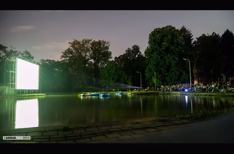 Một buổi chiếu phim ngoài trời mát mẻ tại Rạp phim hồ Anibar ở peja, Kosovo.