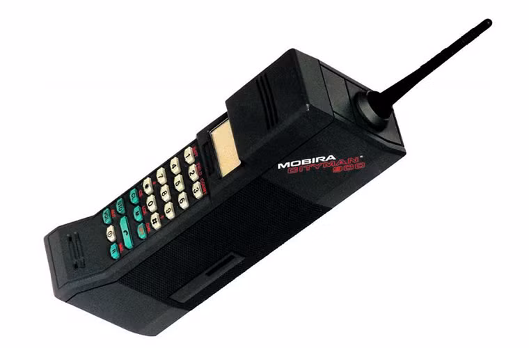  Mobira Cityman 900: Chiếc điện thoại thương hiệu Nokia-Mobira năm 1987 này có mật danh "Gorba" sau khi cựu tổng thống Mikhail Gorbachev (Liên Xô) được bắt gặp sử dụng một chiếc. Điện thoại nặng 790g và có giá 24.000 Mark Phần Lan, tương đương khoảng 9.900 USD ngày nay.