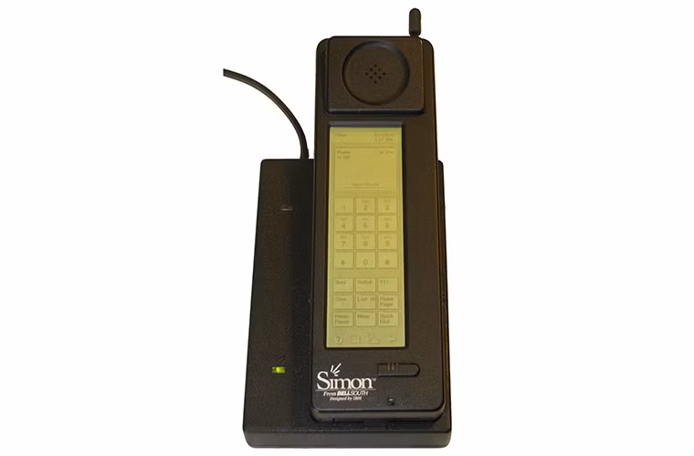  IBM Simon: Phát hành vào năm 1994, IBM Simon được xem là chiếc điện thoại thông minh đầu tiên. Đây là một thiết bị khá hấp dẫn vào thời điểm đó nhờ được trang bị các tính năng cao cấp như màn hình cảm ứng backlit, một modem tốc độ 9600 bit/giây, bộ nhớ 1MB, và hỗ trợ trao đổi email và fax. Để sở hữu một chiếc Simon lúc đó, người dùng hoặc trả 899 USD với hợp đồng nhà mạng 2 năm hoặc không hợp đồng với 1.099 USD - lần lượt tương đương với giá trị hiện nay là 1.436 USD và 1.756 USD.