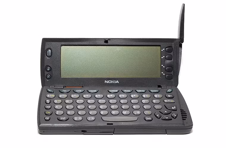  Nokia 9000 Communicator: Nokia phát hành "con thú" này vào năm 1996, nhằm đưa một chiếc điện thoại kiêm máy tính vào túi những ai có khả năng mua nó. Mẫu điện thoại có thể trao đổi email, lướt web, chỉnh sửa văn bản và bảng tính, quản lý sự kiện bằng lịch và nhiều hơn thế. Lúc phát hành, giá của nó không dưới 800 USD, tương đương 1.207 USD ngày nay.