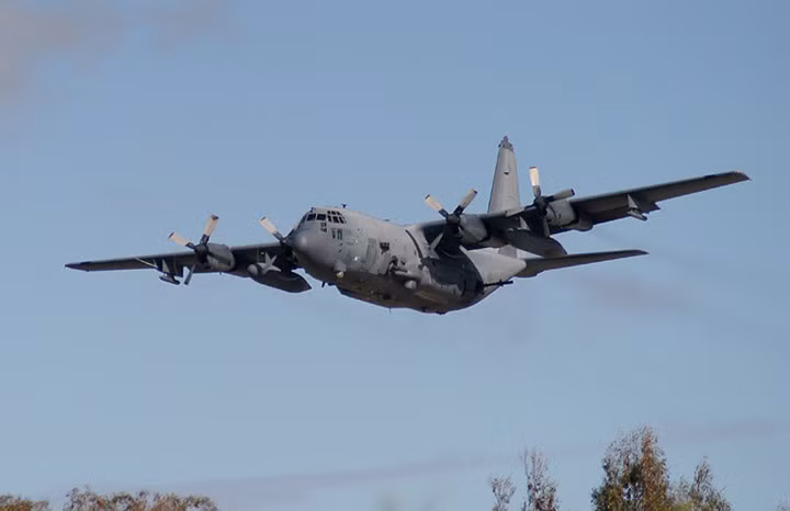 Với bề ngoài “đồ sộ”, AC-130 có tốc độ bay khá chậm, chỉ 482 km/h, trần bay 9.144 m. Đó cũng chính là lý do tại sao, hầu như nó không bao giờ hoạt động vào ban ngày. (Ảnh: Jetphotos)