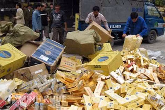  Truy nã giám đốc công ty Chính Thảo buôn lậu gần 6 tỷ đồng: Ngày 13/8, Cơ quan CSĐT - Công an TP HCM cho biết đã ra Quyết định truy nã đối với ông Đoàn Thanh Hải (SN 1960, Giám đốc Công ty Chính Thảo, trụ sở tại quận Bình Thạnh, TP HCM) về tội “Buôn lậu”. Qua điều tra, Công ty Chính Thảo đã nhiều lần nhập khẩu hàng hóa nhưng khai báo gian lận trong khi làm thủ tục hải quan để chiếm đoạt tiền thuế của nhà nước.