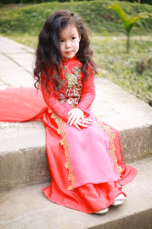 Cô bé khá hào hứng khi được diện áo dài truyền thống.
