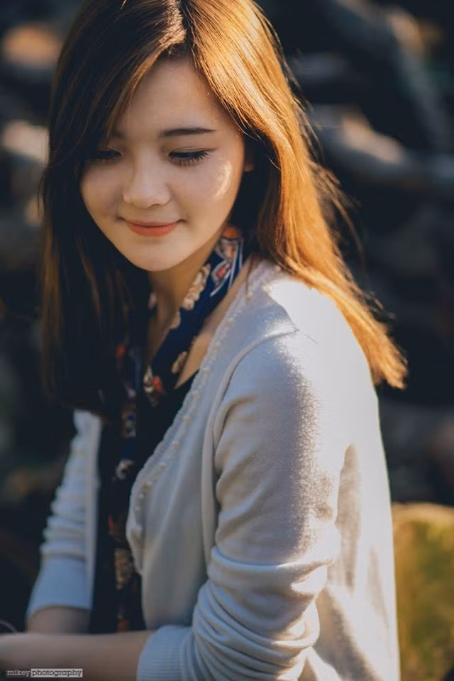 Quả thật trong những bức ảnh của mình, Thu Hương luôn khiến người xem thích mắt bởi khuôn mặt xinh xắn, nụ cười hiền dễ thương và vẻ đáng yêu khó diễn tả.
