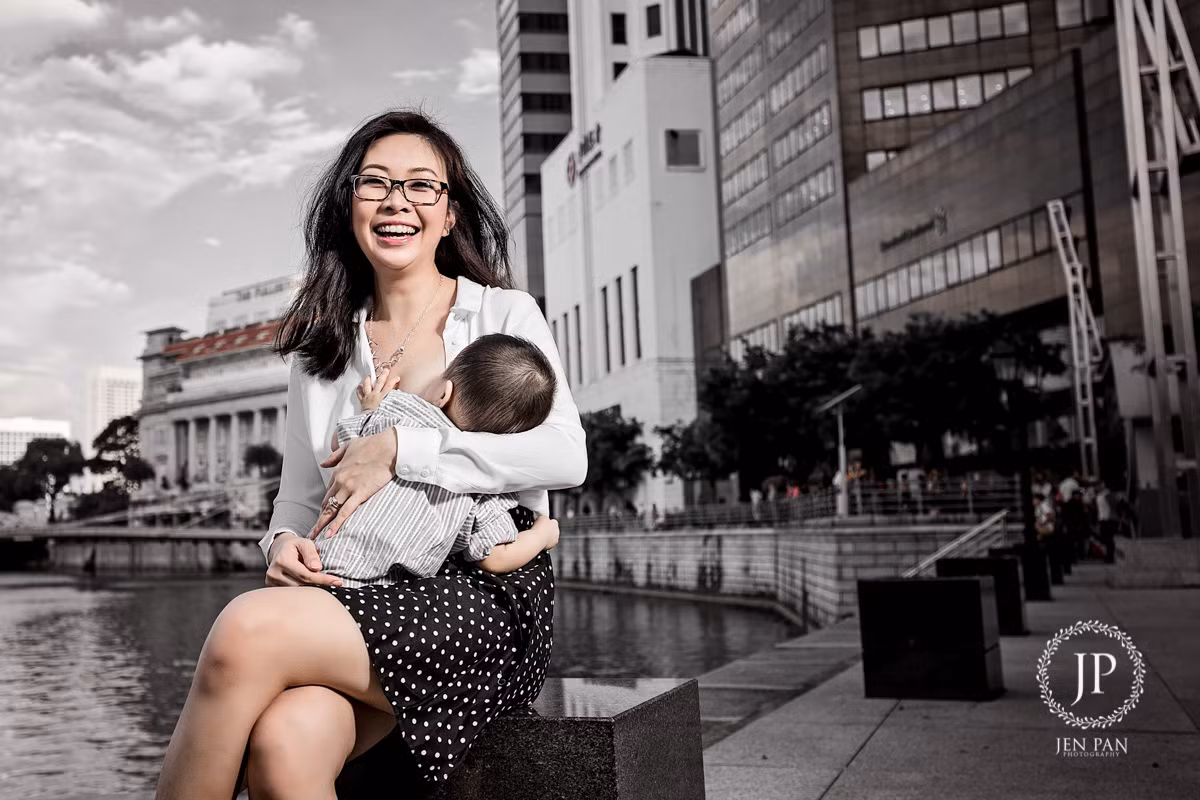 Cũng là phụ nữ, cũng từng sinh đẻ và nuôi con, nữ nhiếp ảnh gia kịch liệt phản đối việc ai đó khó chịu khi một bà mẹ vạch áo cho con bú khi cần thiết, bất chấp việc họ đang ở nơi công cộng hay chốn đông người.