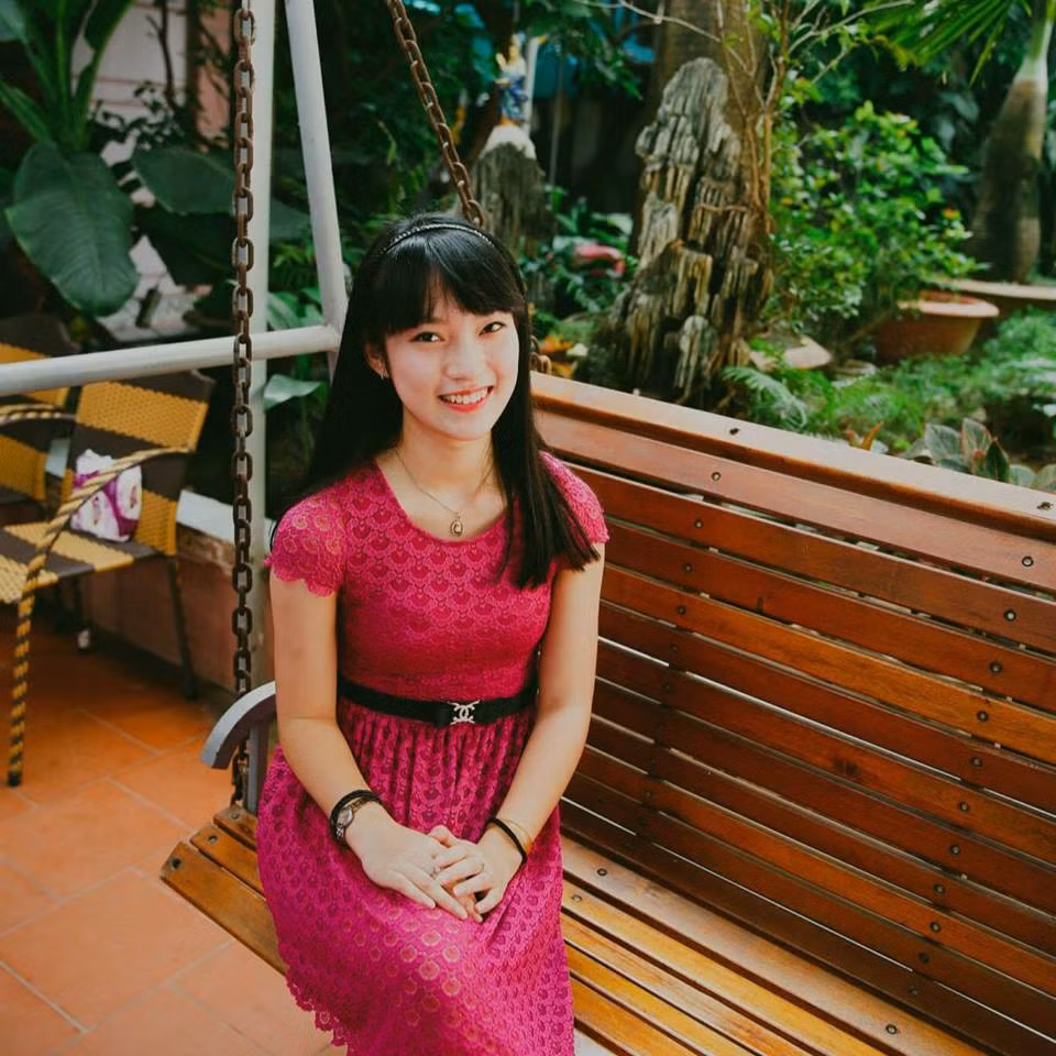 Ngoài khả năng nói không ngừng, cô nữ sinh còn chinh phục dân mạng bởi vẻ ngoài khá dễ thương. Không quá xinh đẹp như các hot girl nhưng biểu cảm tự nhiên cùng với những cử chỉ giống như MC của nữ sinh xứ Nghệ này đã khiến dân mạng đổ xô đi tìm kiếm thông tin, săn lùng trang cá nhân.