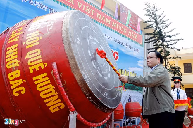  Bí thư Hà Nội Hoàng Trung Hải đánh trống khai mở vụ xuân.