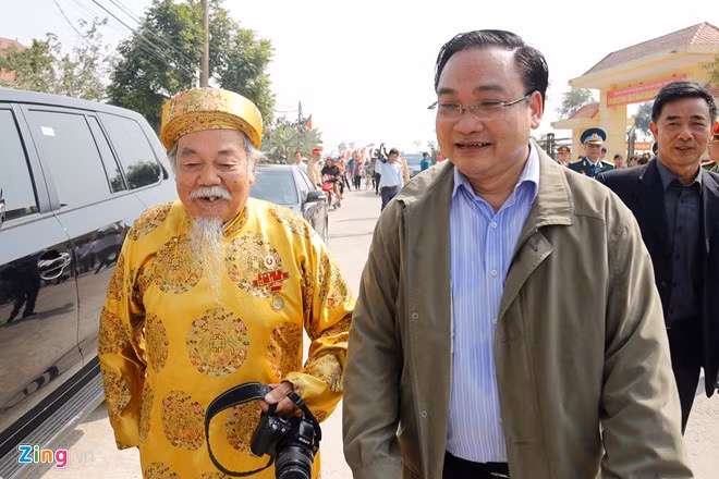 Thời tiết sáng mùng 7 tháng Giêng tương đối mát mẻ, thuận lợi cho việc gieo cấy của bà con nông dân.
