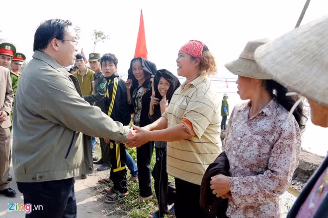 Bí thư Hoàng Trung Hải thăm hỏi bà con nông dân và chúc Tết nhân dịp đầu năm mới.