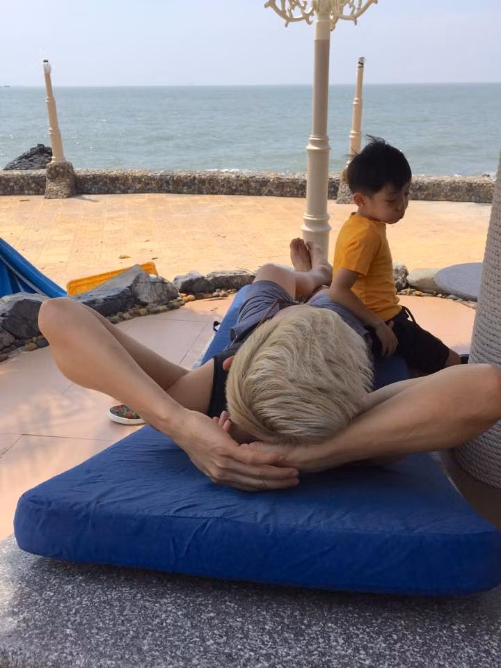 Hà Hồ cùng bạn bè chọn du lịch biển trong kì nghỉ đầu năm mới.