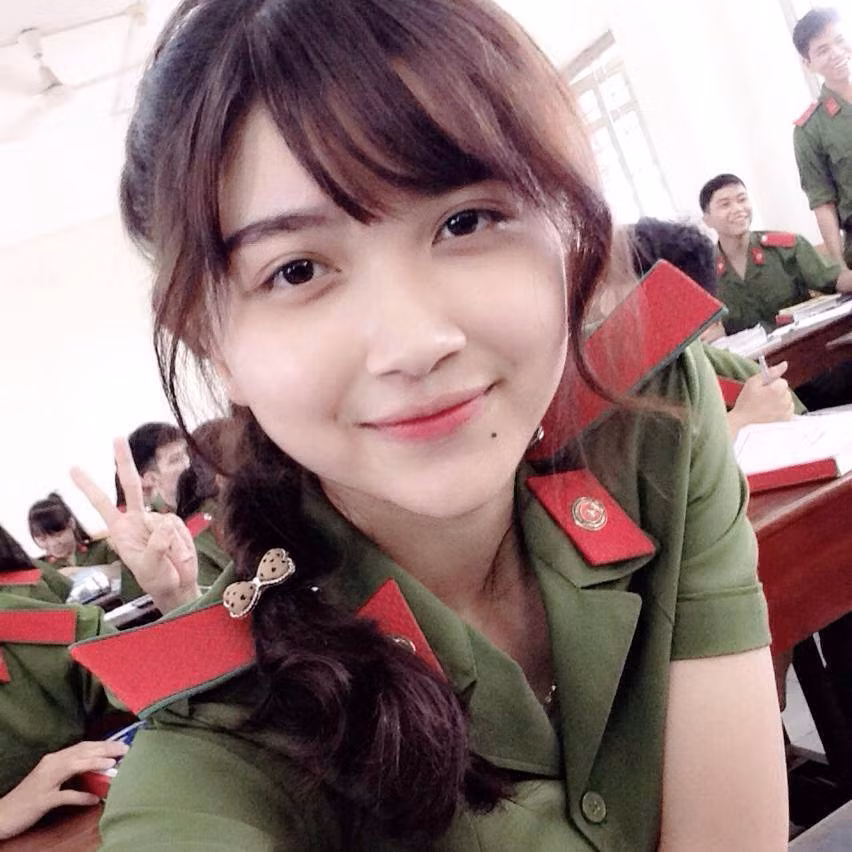 Mới đây, fanpage nổi tiếng Beat vừa chia sẻ loạt ảnh về một nữ sinh cảnh sát rất xinh đẹp, có nốt ruồi duyên và nụ cười hớp hồn người ngay từ cái nhìn đầu tiên. Rất nhanh chóng, loạt ảnh có được lượng like khủng và nhiều dân mạng đã bắt tay vào tìm kiếm thông tin về nhân vật chính.
