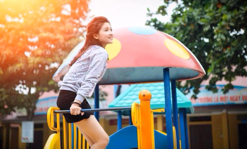 Xem trang cá nhân của Phương Dung có thể thấy cô nàng có phong cách khá giản dị. Thường ăn mặc, để những kiểu tóc đơn giản, Phương Dung vừa toát ra vẻ đáng yêu vừa thể hiện mình là một cô gái năng động, hoạt bát.