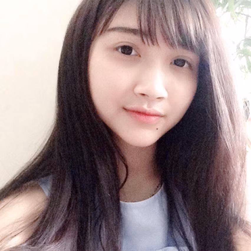 Dù chưa có nhiều thông tin về Phương Dung nhưng rất nhiều dân mạng đã không tiếc lời khen, nút like dành tặng nữ sinh cảnh sát này. Cô có khuôn mặt ưa nhìn, làn da trắng và những cái cưới hiền dễ gây ấn tượng với người đối diện.