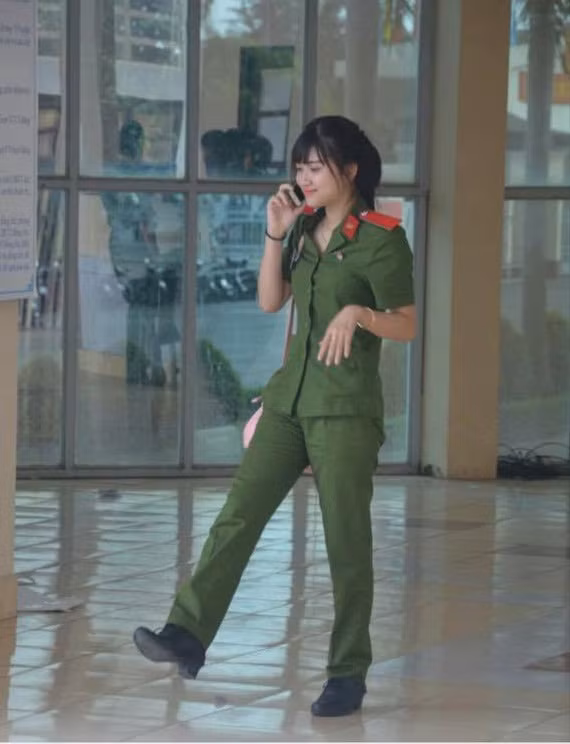 Theo tìm hiểu, nữ sinh cảnh sát xinh đẹp khiến dân mạng "phải lòng" tên thật là Phương Dung. Cô là một 9X quê gốc Tuyên Quang, hiện đang sinh sống tại TP HCM và theo học trường Đại học Cảnh sát Nhân dân. Trên Facebook những ngày qua, có rất nhiều hình ảnh chụp lại các khoảnh khắc đáng yêu của Phương Dung được dân mạng chia sẻ.