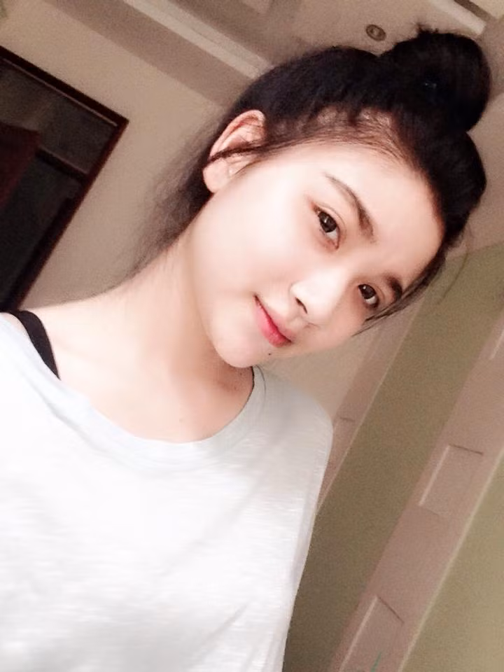 Phương Dung là một trong số rất nhiều "hot girl" là nữ sinh cảnh sát 9X được dân mạng "khai quật". Dù tài năng, những điểm thú vị trong tính cách chưa được tìm hiểu kỹ, nhưng với ngoại hình như thế này, dễ hiểu vì sao Phương Dung và các nữ sinh cảnh sát khác vẫn dễ được lòng các bạn trẻ.