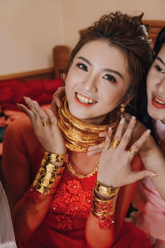 Cô dâu Huỳnh Như (sinh năm 1999) trong đám cưới khủng tại Ninh Thuận cũng là nhân vật gây sự chú ý. Tổng số vàng vợ chồng Huỳnh Như nhận được từ bố mẹ đẻ, bố mẹ chồng và họ hàng hai bên là 14 cây (trong đó, của hồi môn của cô dâu là 10 cây vàng).