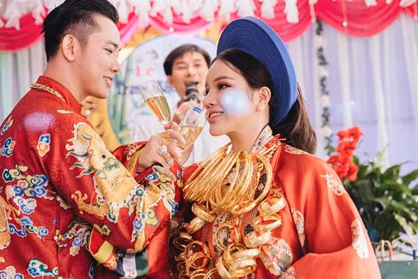 Hình ảnh ghi lại, từng chiếc kiềng vàng và lắc tay cỡ lớn được xếp thành từng lớp đeo trên người cô dâu. Đây đích thị là đám cưới xa hoa nhất từ trước tới nay.