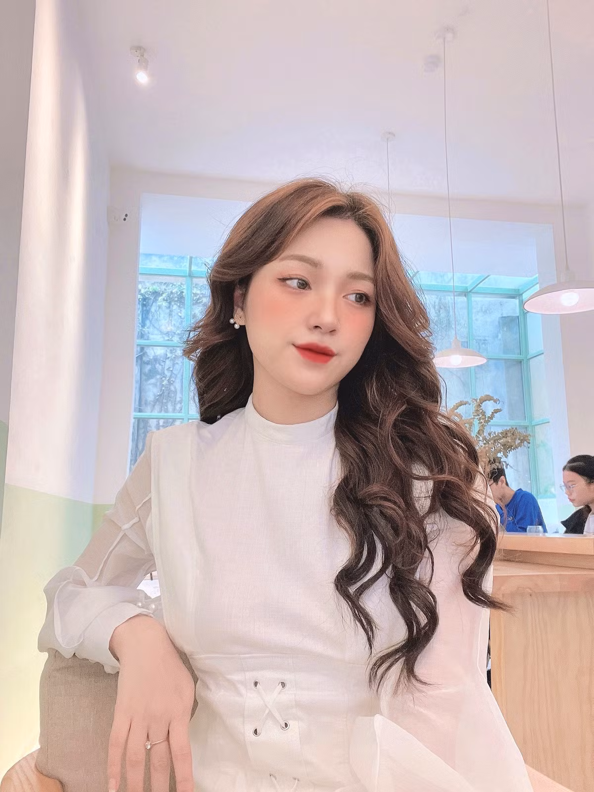 Khi còn trên ghế nhà trường, từng tham gia một số cuộc thi nhan sắc, cô gái trẻ đạt danh hiệu Hoa khôi Thanh lịch trường Đại học Sư phạm Hà Nội, lọt top 20 nữ sinh viên Việt Nam duyên dáng năm 2016.
