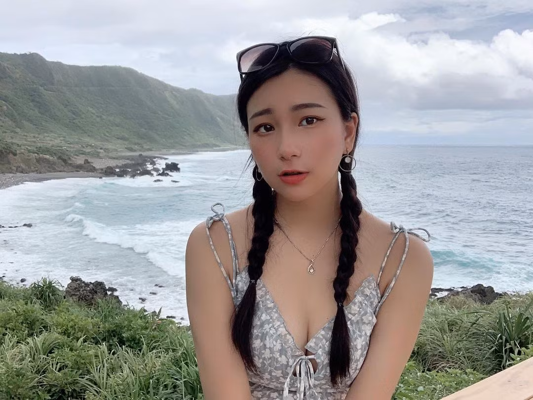 Cư dân mạng cũng để lại rất nhiều bình luận khen ngợi cả vẻ đẹp cũng như phong cách ăn mặc của cô nàng.