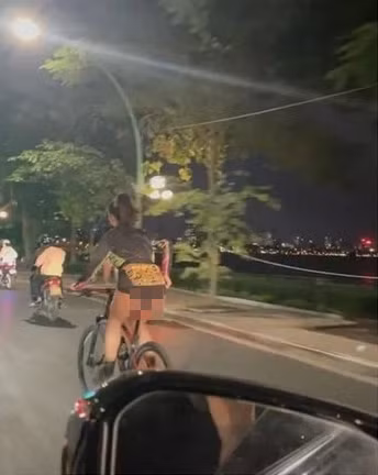 Đoạn clip được một người ngồi trong ô tô ghi lại, dù ngoài trời không khí khá lạnh, nhưng cô gái đi xe đạp ăn mặc hở hang, mát mẻ, diện quần ngắn cũn cỡn ai qua đường cũng phải ngoái nhìn.