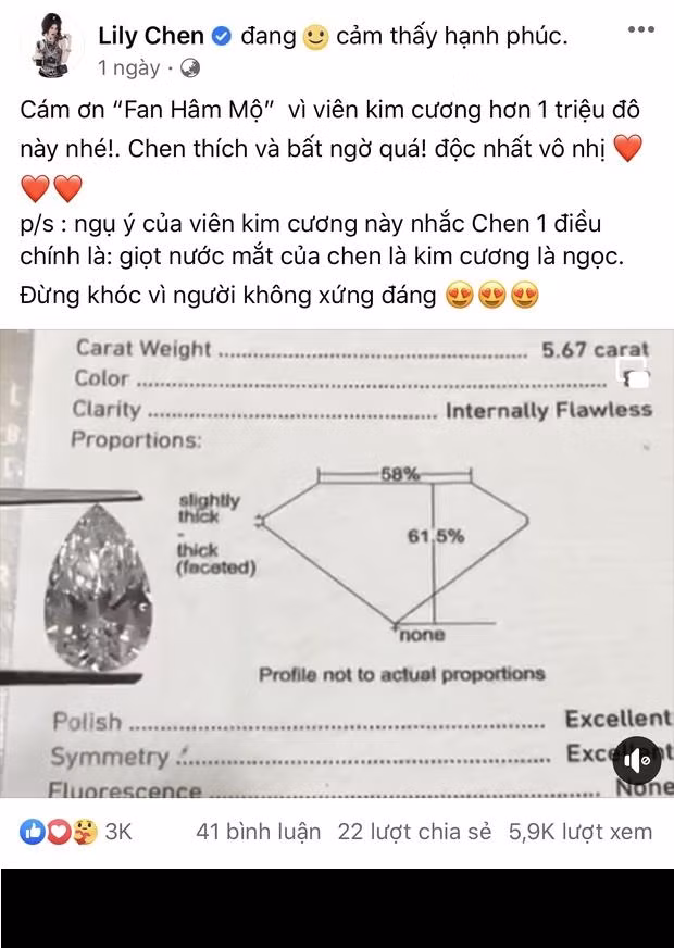 Mới đây, Lily Chen lại khiến cư dân mạng trầm trồ khi khoe món quà siêu khủng. Theo chia sẻ trên trang cá nhân, món quà của mỹ nhân này là viên kim cương hơn 1 triệu đô (hơn 22,7 tỷ đồng). Theo tiết lộ, món quà siêu khủng này là do "fan hâm mộ" tặng.